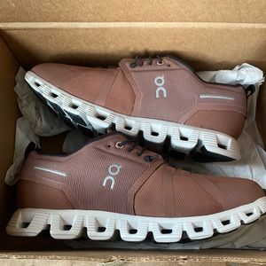 ON WOMEN CLOUD SNEAKERS.